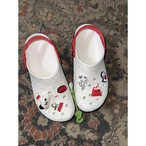 Crocs Snoopy Peanuts Clogs Mens 9 White Red Jibbitz Charms NWT New Classic Clog